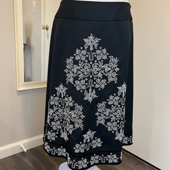 due per due Dresses & Skirts - Due Per Due Black Floral Embroidered A-line Skirt with Velvet Trim, Size 8